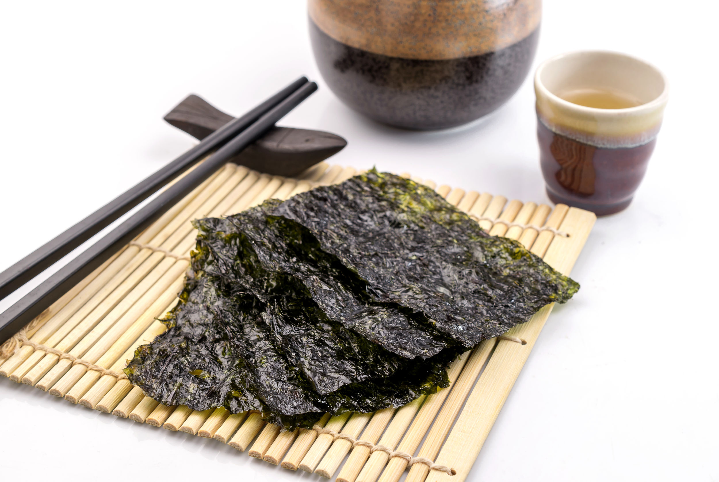 49987492 - roasted seaweed snack on bamboo mat